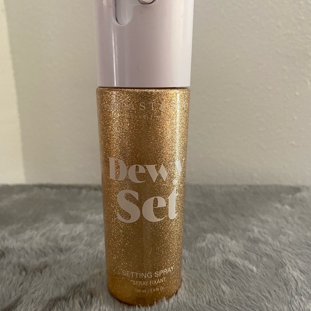 Anastasia Dewy finish makeup setting spray